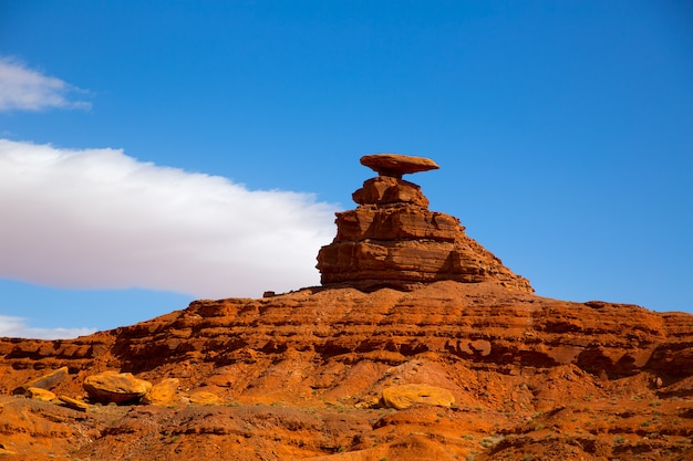 Ruta de los Estados Unidos con sombrero mexicano cerca de Monument Valley