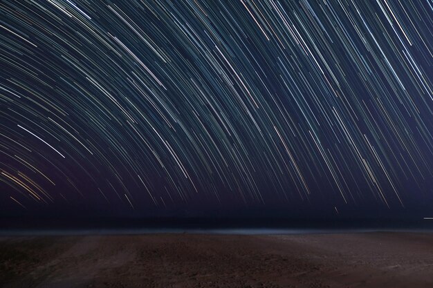 Ruta de estrellas en el fondo de la playa con espacio para el texto