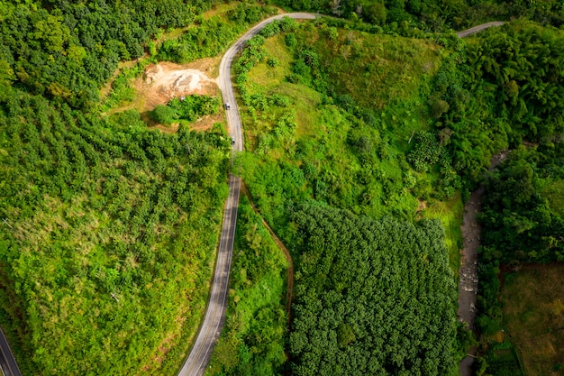 La ruta en la montaña que conecta la ciudad en chiang rai Tailandia