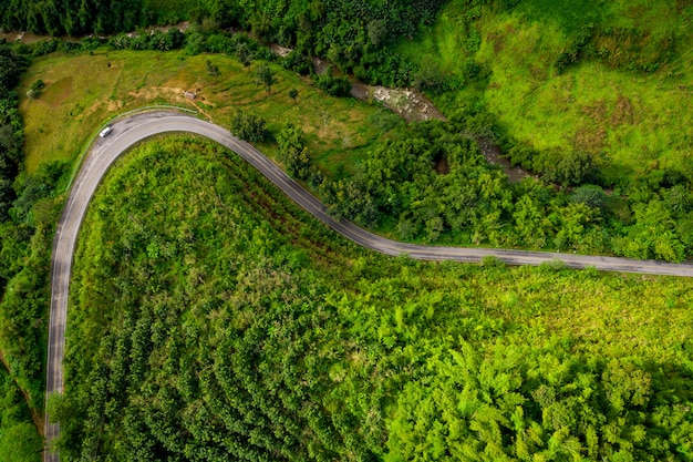 La ruta en la montaña que conecta la ciudad en chiang rai Tailandia