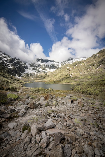 Ruta de montañismo desde la Plataforma de Gredos hasta la Laguna Grande. Circo de Gredos en Ávila, Castilla y León.