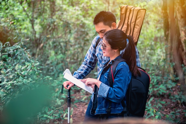 Foto ruta de senderismo en el bosque con amigos. camine por el campo y lea el mapa. trabajo en equipo, actividad al aire libre.