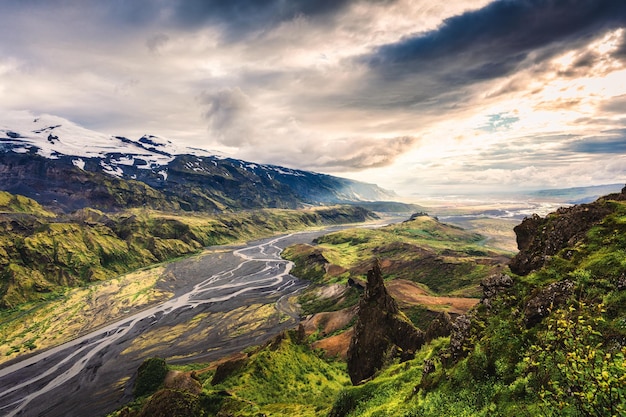 Ruta de senderismo del mirador Valahnukur con valle de montaña y río krossa en las tierras altas islandesas en Thorsmork Islandia