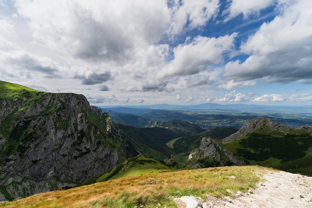 Ruta de senderismo en las montañas Tatra en un día de verano Foto de alta calidad