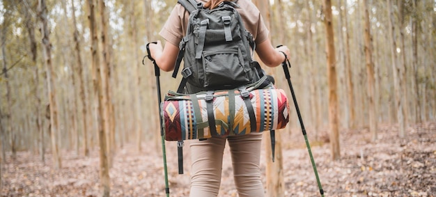 Ruta de senderismo de mujer asiática y trekking en el bosque solo. Viajes y actividades al aire libre. Relax y recreación en vacaciones de otoño.