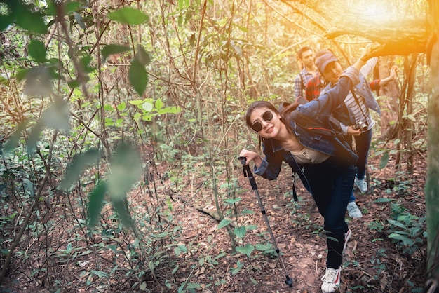 Ruta de senderismo y trekking en el bosque con amigos. Camine por el campo y lea el mapa. Actividad al aire libre en equipo.