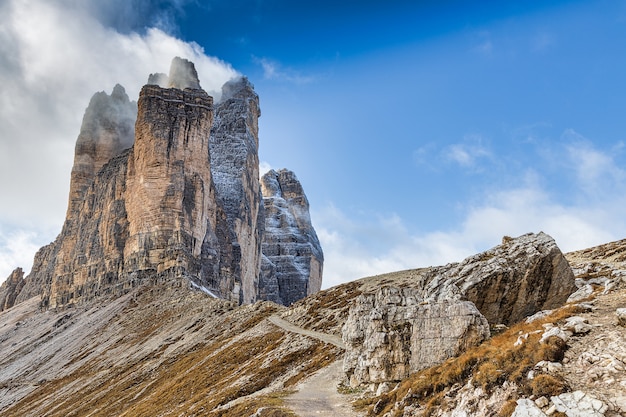 Ruta de senderismo con vistas a las increíbles montañas de Tre Cime di Lavaredo cubiertas de nieve en otoño, Dolomitas, Italia