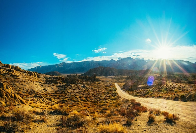 Foto ruta de tierra vacía durante el día foto