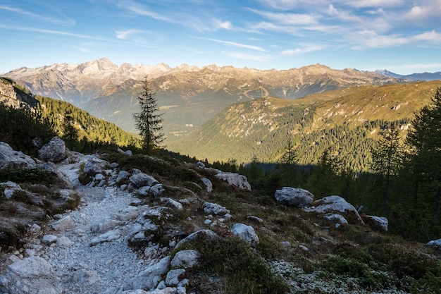 Ruta turística con hermoso paisaje dolomita en el fondo Dolomitas Italia