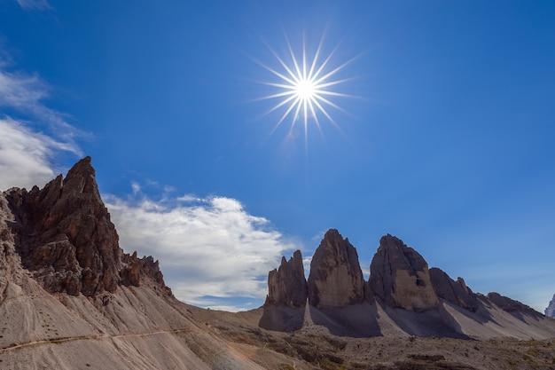 Ruta turística bajo los rayos del sol del mediodía en el Parque Natural Tre Cime. Tirol del Sur, Italia.