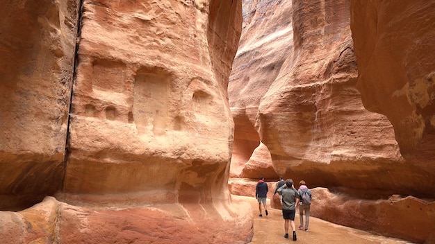 Ruta turística a través de la garganta al templo de roca nabateo de Petra Jordania