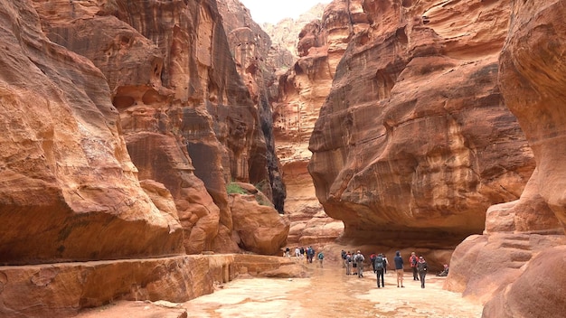 Ruta turística a través de la garganta al templo de roca nabateo de Petra Jordania