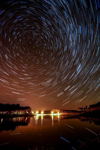 Foto rutas de estrellas en el cielo por la noche