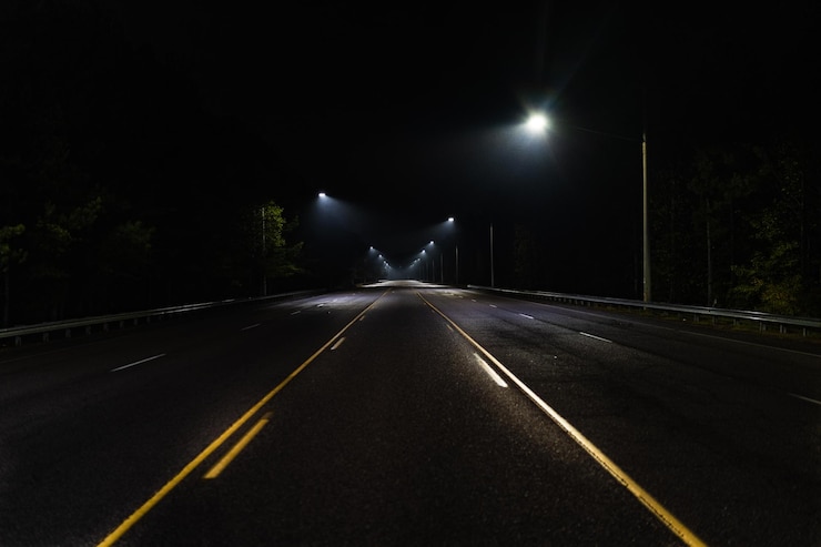 Foto rutas de luces callejeras en la carretera por la noche