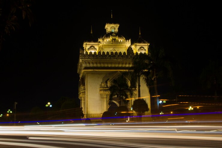 Foto rutas de luz en la calle de la ciudad por la noche