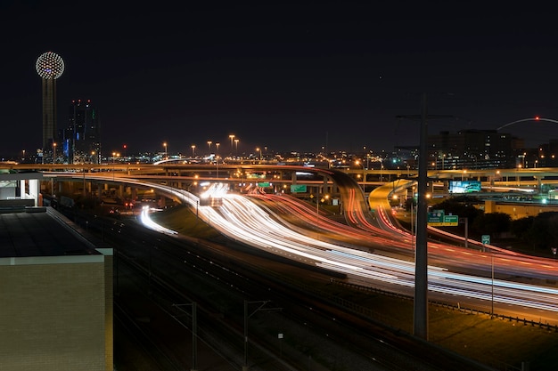 Rutas de luz en la calle de la ciudad por la noche