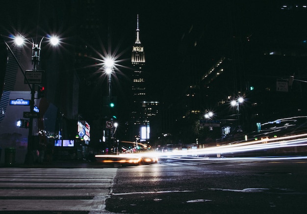 Foto rutas de luz en la calle de la ciudad por la noche