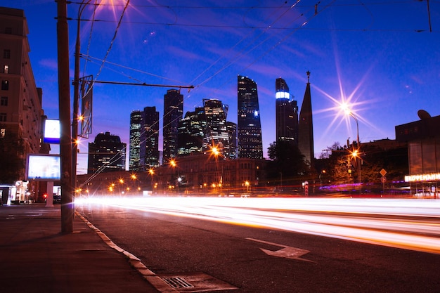 Rutas de luz en la calle de la ciudad por la noche