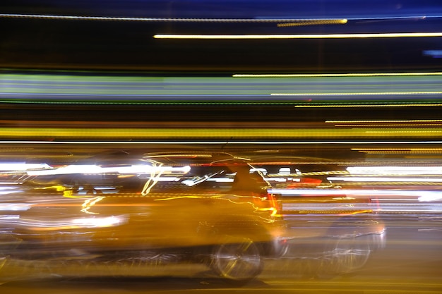 Foto rutas de luz en la calle de la ciudad por la noche