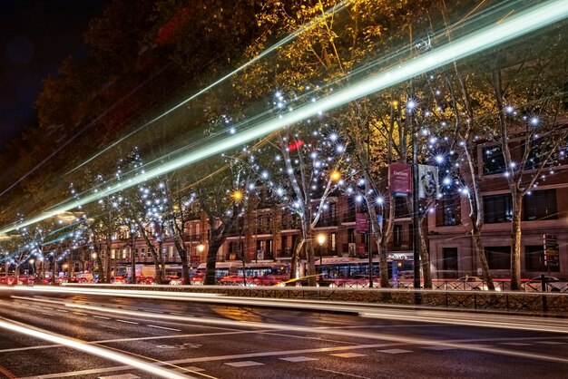 Foto rutas de luz en la calle por la noche.