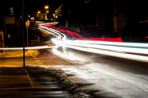 Foto rutas de luz en la calle por la noche