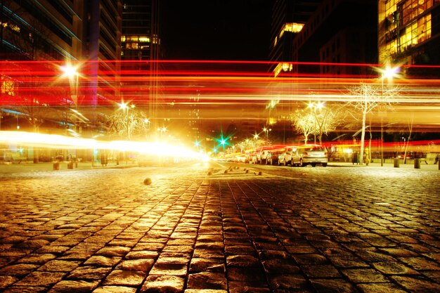 Foto rutas de luz en la calle por la noche