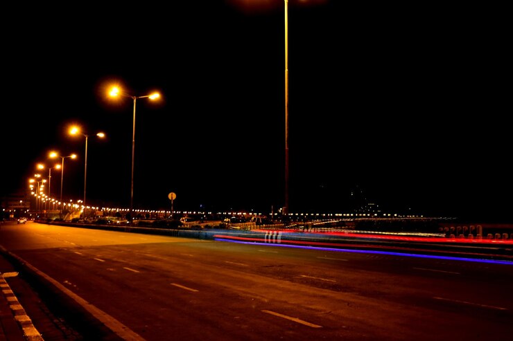 Foto rutas de luz en la calle por la noche