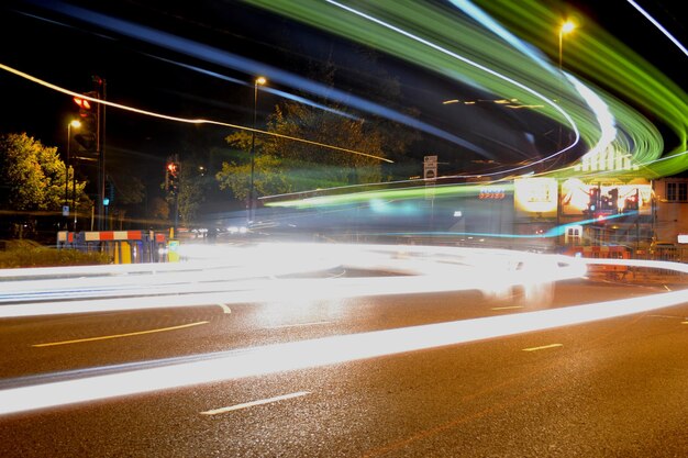 Foto rutas de luz en la calle por la noche