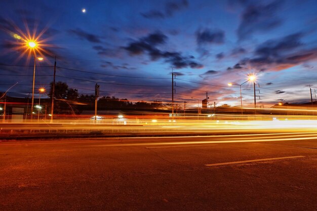 Foto rutas de luz en el camino contra el cielo al anochecer