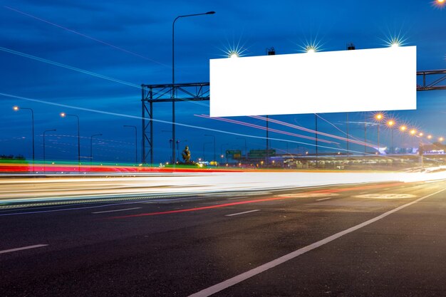 Rutas de luz en el camino contra el cielo por la noche