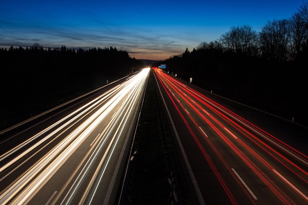 Rutas de luz en el camino contra el cielo por la noche