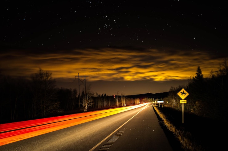 Foto rutas de luz en el camino contra el cielo por la noche