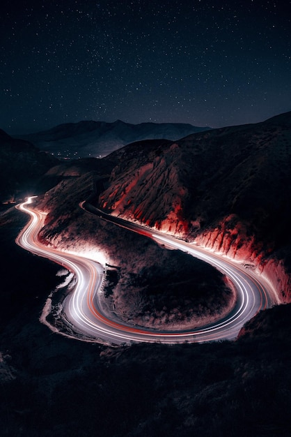 Rutas de luz en el camino contra el cielo por la noche