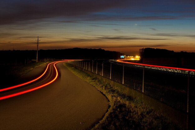 Foto rutas de luz en el camino contra el cielo por la noche