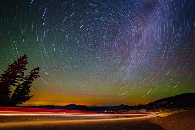 Rutas de luz en el camino contra rutas de estrellas