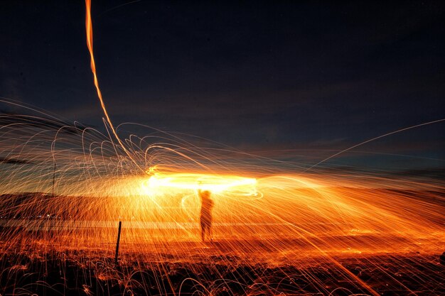 Foto rutas de luz en el campo por la noche