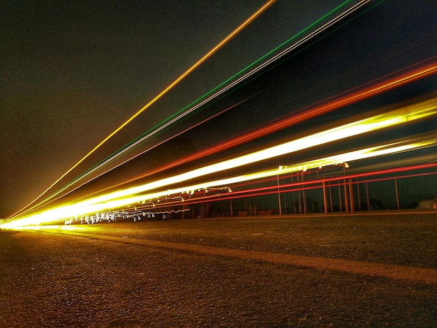 Foto rutas de luz en la carretera en la ciudad contra el cielo por la noche