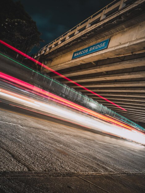 Foto rutas de luz en la carretera de la ciudad por la noche