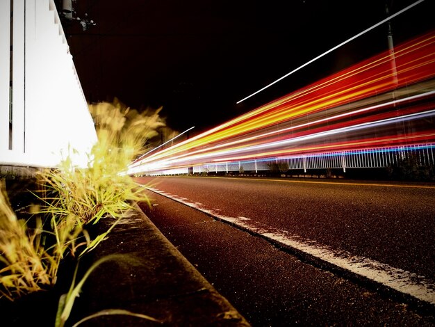 Foto rutas de luz en la carretera de la ciudad por la noche