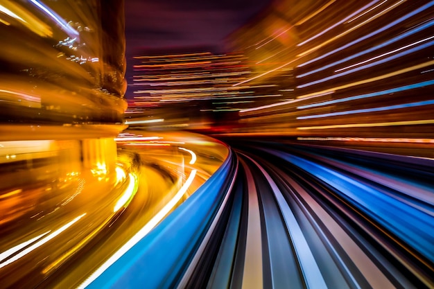 Rutas de luz en la carretera de la ciudad por la noche