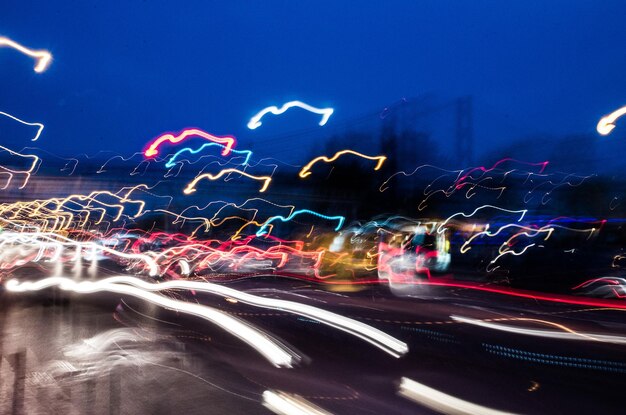 Foto rutas de luz en la carretera de la ciudad por la noche