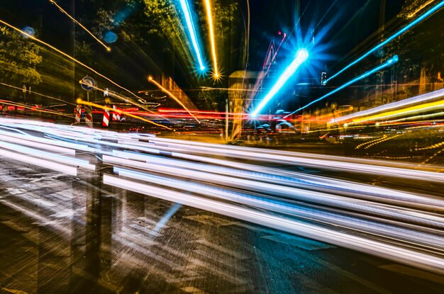 Foto rutas de luz en la carretera de la ciudad por la noche