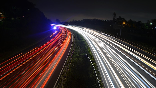 Rutas de luz en la carretera de la ciudad por la noche