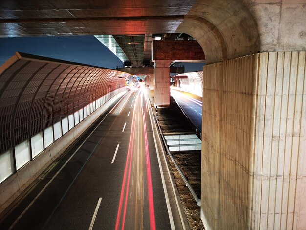 Foto rutas de luz en la carretera de la ciudad