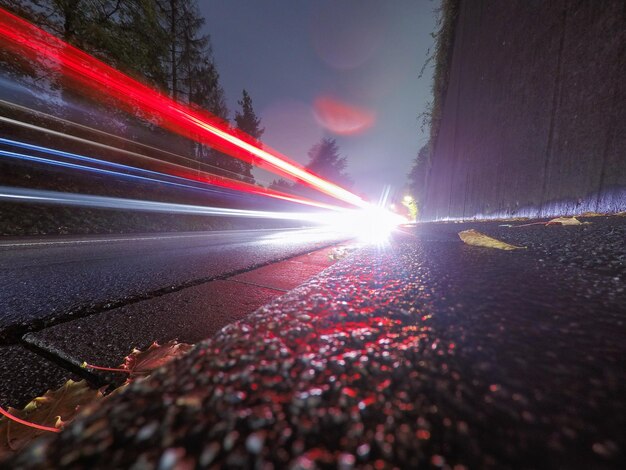 Rutas de luz en la carretera contra el cielo al atardecer