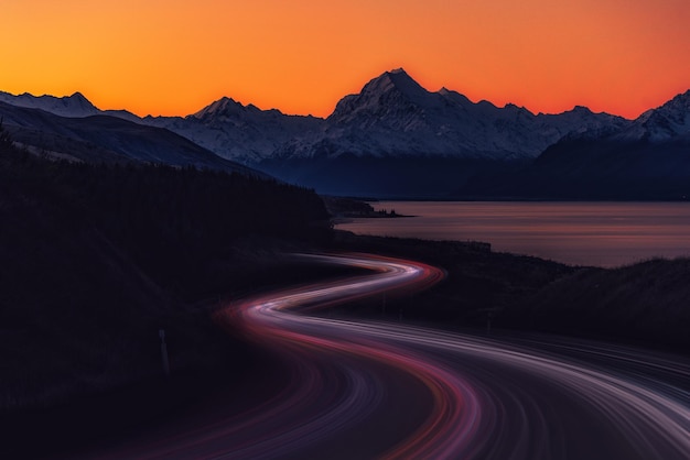 Rutas de luz en la carretera contra el cielo al atardecer