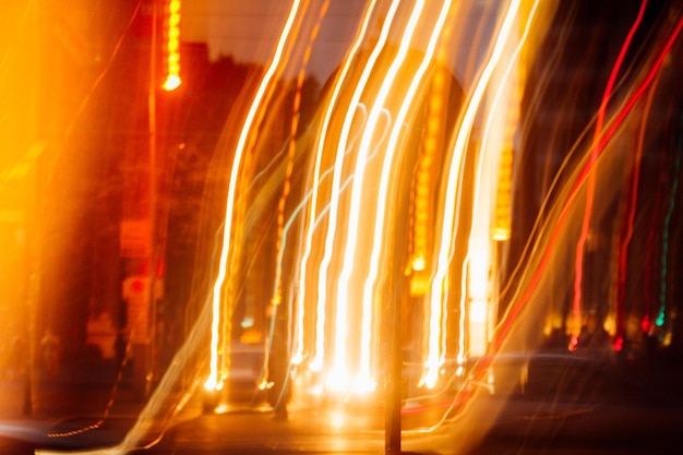 Rutas de luz en la carretera junto a los edificios por la noche