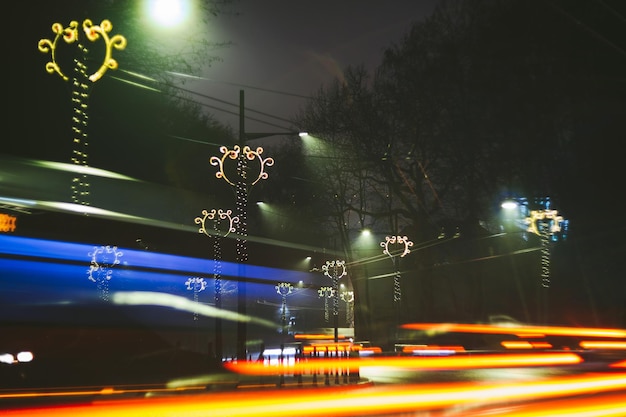 Foto rutas de luz en la carretera por la noche