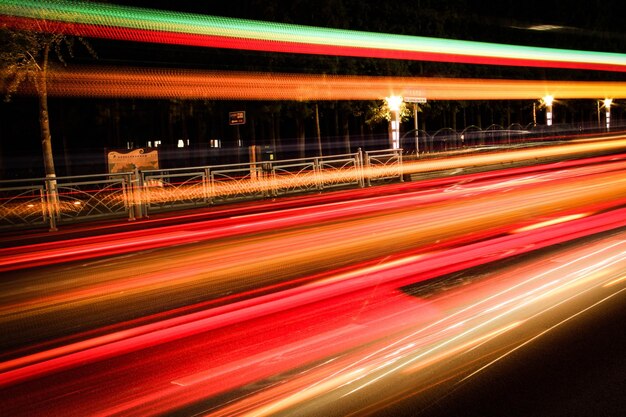 Foto rutas de luz en la carretera por la noche