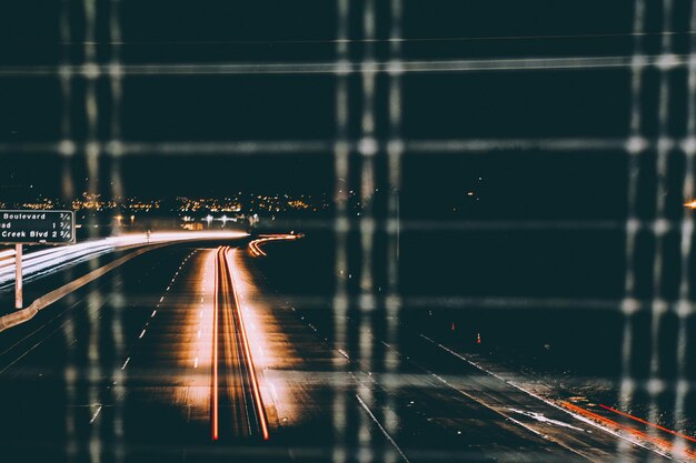 Foto rutas de luz en la carretera por la noche